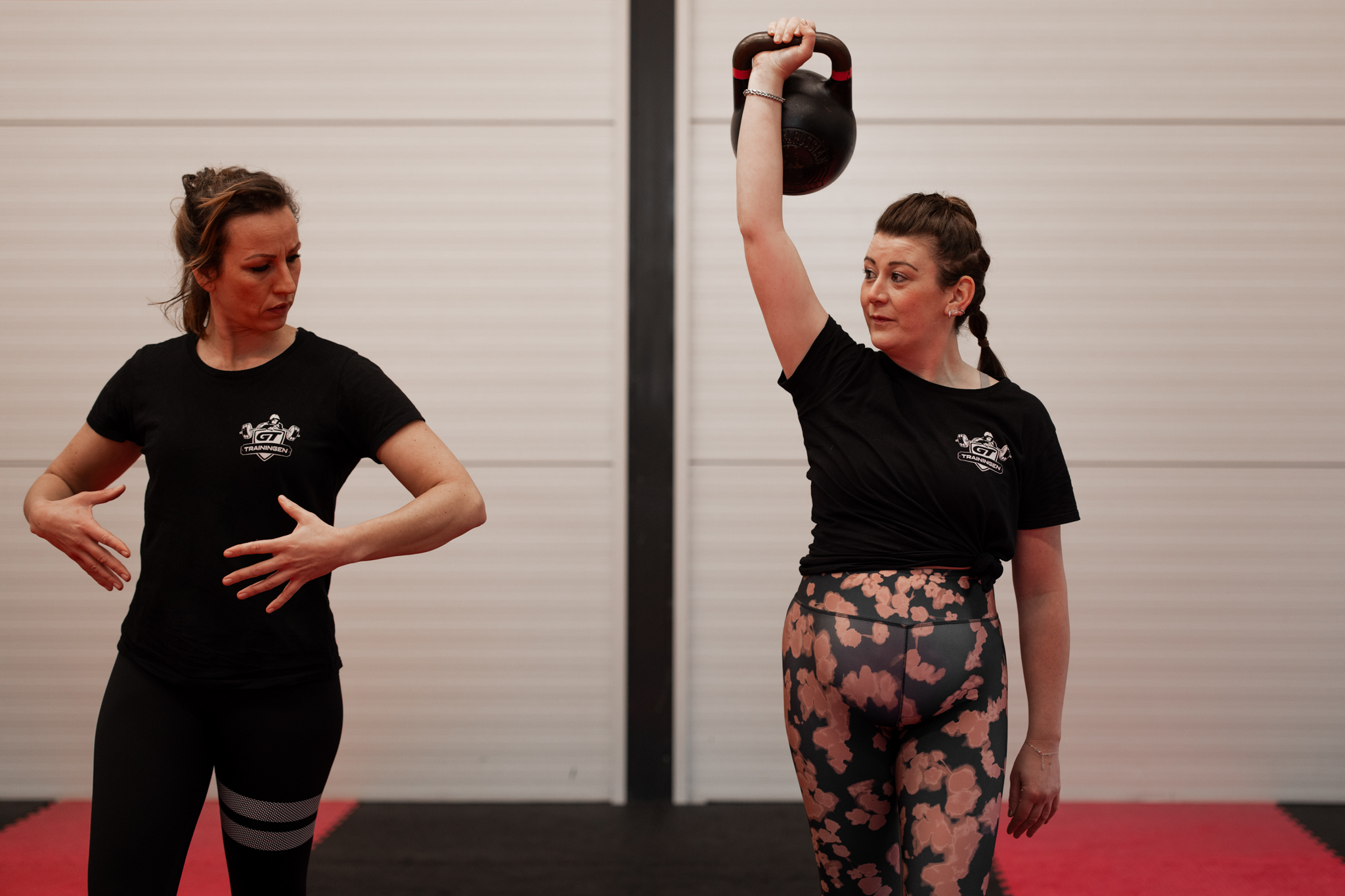 Zwangere vrouw doet krachttraining met Pauline