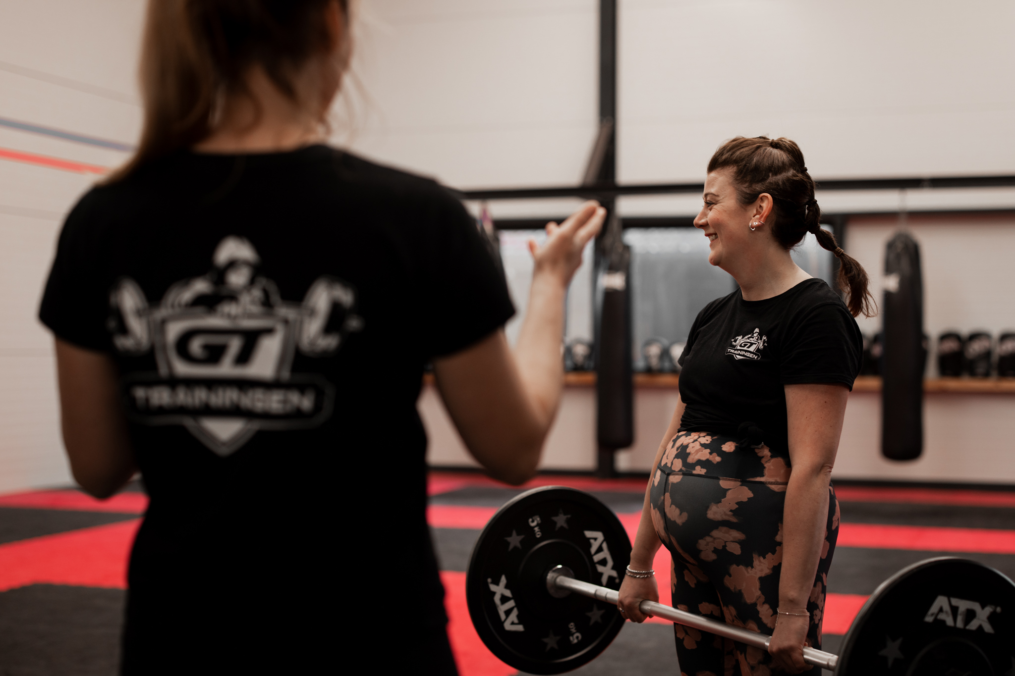 Pauline begeleidt zwangere vrouw bij krachttraining